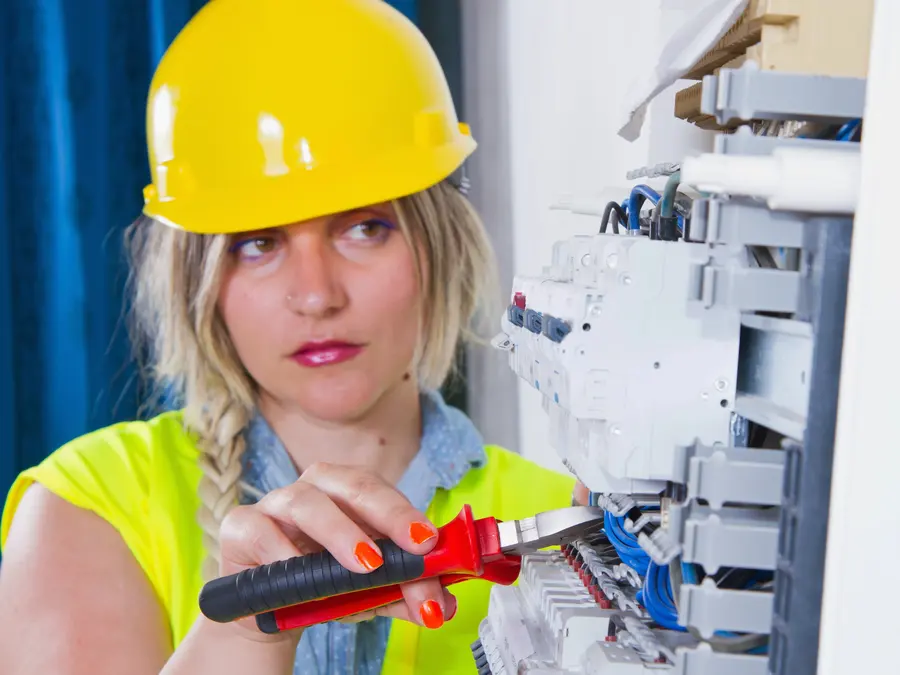 Prises et circuits par un électricien à Paris